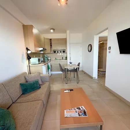 Golden Nest By The Sea דירה לרנקה