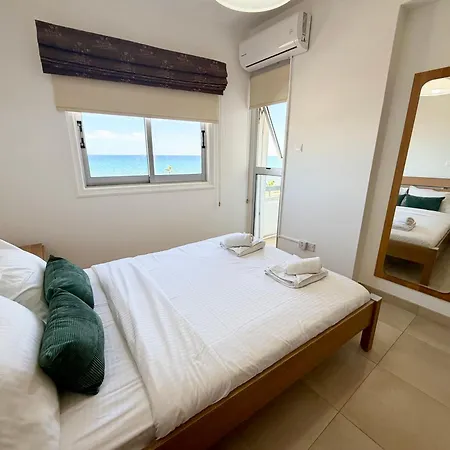 Golden Nest By The Sea לרנקה